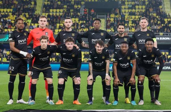 Michael Amir Murillo (1° superior de izq. a der.) fue titular en el encuentro ante el Villarreal.