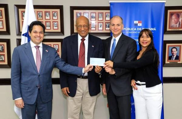 Publio De Gracia, de DGI (i); Héctor Alexander, ministro del MEF (c) junto a Miguel Bolinaga, presidente (c) y Angélica Bertoli, de Legal de AES Panamá (d).