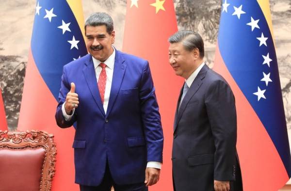 Fotografía cedida por Prensa Miraflores que muestra al presidente venezolano, Nicolás Maduro (i), durante una reunión con el presidente de China, Xi Jinping.