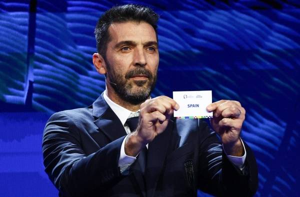 Gianluigi Buffon muestra el nombre de España en el sorteo de la Eurocopa que se ha celebrado en Hamburgo, Alemania.