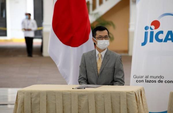 El director de JICA, Makoto Kanagawa, durante la firma del acuerdo de cooperación técnica no reembolsable.