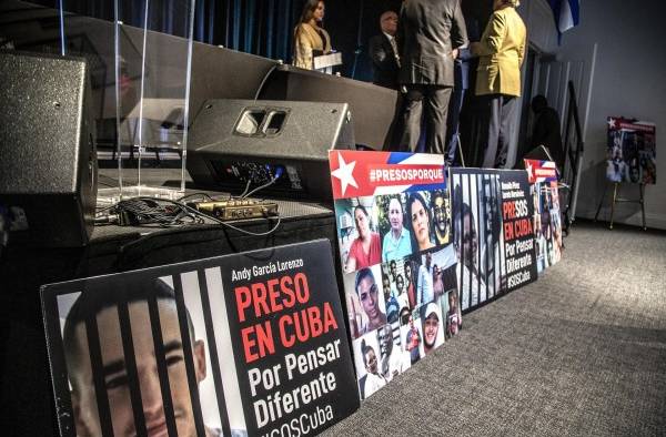 Activistas participan en la Convención de la Asamblea de la Resistencia Cubana (ARC), este 25 de febrero de 2023, en Miami, Florida.