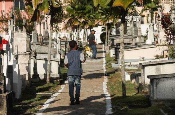 Panameños honran a sus difuntos mientras intentan dejar la pandemia atrás