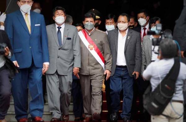 Fotografía de archivo cuando el presidente del Perú, Pedro Castillo (c) sale de la sede del Congreso, en Lima (Perú).