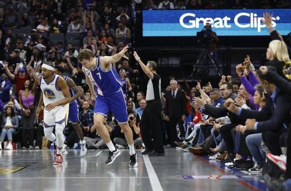 El jugador de los Sacramento Kings Sasha Vezenkov celebra un triple contra los Golden State Warriors. EFE/EPA/JOHN G. MABANGLO