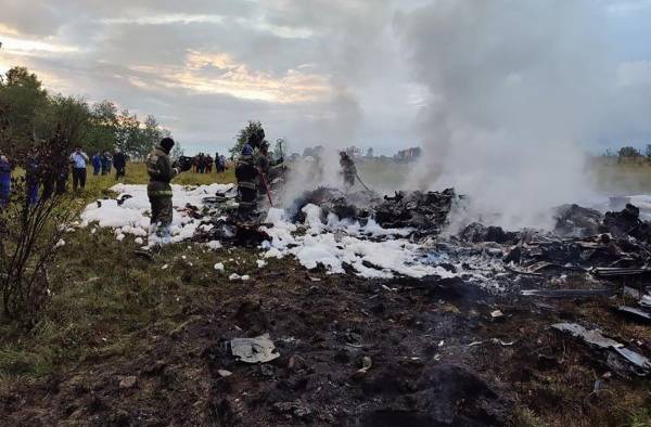 Una foto del Comité de Investigación Ruso el 23 de agosto de 2023 muestra a los rescatistas trabajando en el lugar de un accidente aéreo cerca de la aldea de Kuzhenkino, en la región de Tver.