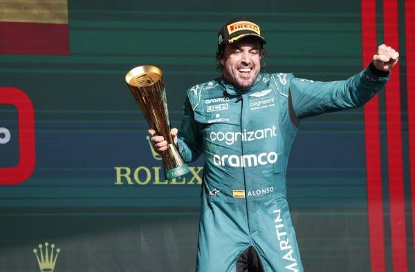 El español Fernando Alonso de Alpine celebra hoy, tras terminar tercero en el Gran Premio de Brasil de Fórmula 1, en el circuito de Interlagos, en Sao Paulo (Brasil).