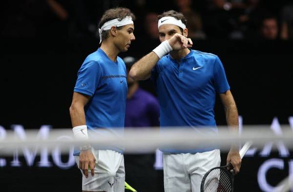 Rafael Nadal y Roger Federer, durante el partido de dobles de la primera edición de la Laver Cup disputada en 2017 en Praga