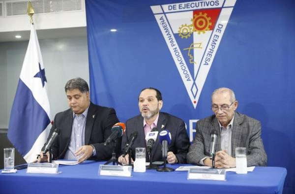 Edgar Ivankovich, presidente de la Comisión de Medio Ambiente (i); Temístocles Rosas, presidente de Apede (c) y Abdiel Cano, presidente de la Comisión de Urbanismo y Movilidad (d).