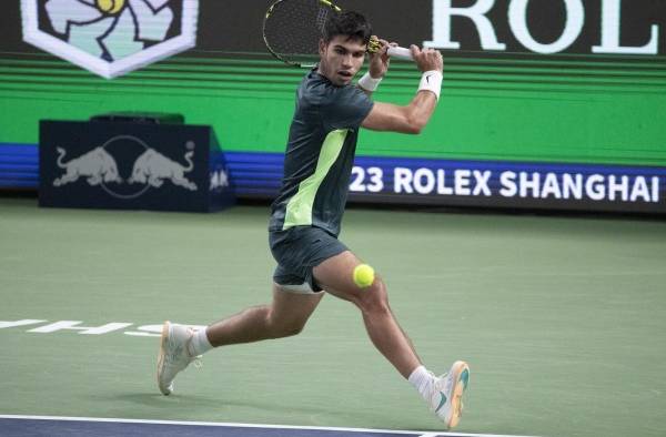 El número dos del tenis mundial, el español Carlos Alcaraz, en la segunda ronda del Másters de Shanghái.