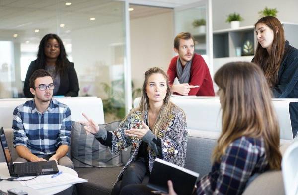 Hay estudios que indican que tener a las mujeres al frente de las empresas generan buenos resultados para la organización.