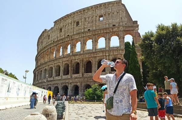 Un turista se hidrata mientras visita el Coliseo de Roma, este martes.