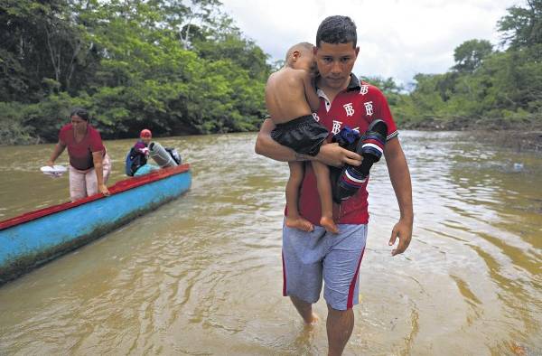 Familias enteras caminan juntas en busca de un mejor futuro.