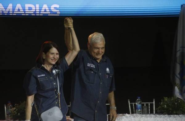 Martinelli y su esposa Marta Linares de Martinelli se reunieron con sus copartidarios en el hotel El Panamá