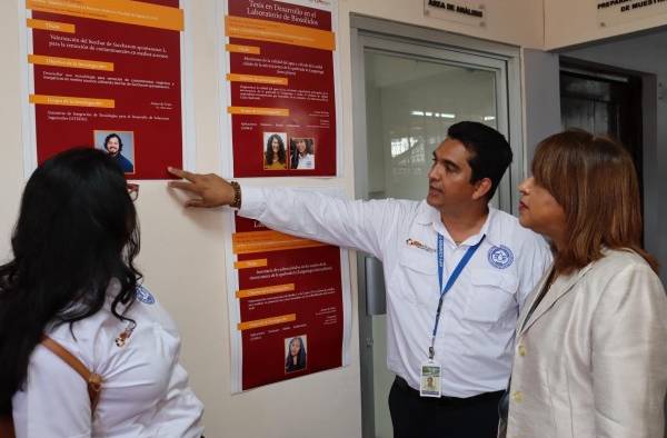 Euclides Deago, investigador principal del proyecto, explicando las investigaciones del nuevo laboratorio.