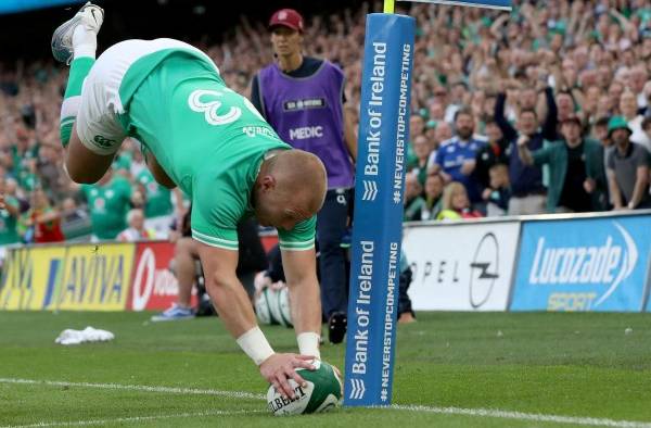 El irlandés Keith Earls fue uno de los que logró anotar.