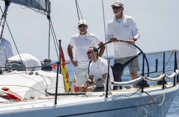 El rey Felipe VI (d), a bordo del Aifos, participa durante la quinta jornada de la 41 edición de la Copa del Rey de Vela que se disputa en Palma de Mallorca.