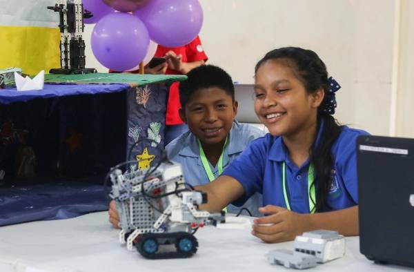 Unos 120 estudiantes de escuelas oficiales y particulares participaron en la 6.ª ronda Olimpiadas Regionales de Robótica.