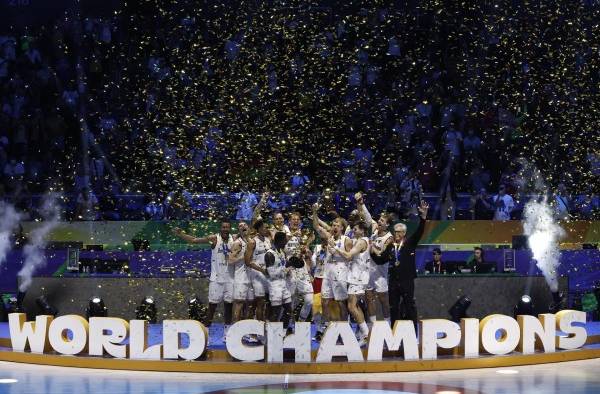 Los jugadores de Alemania celebran la victoria con el trofeo tras ganar la final de la Copa Mundial de Baloncesto FIBA 2023.