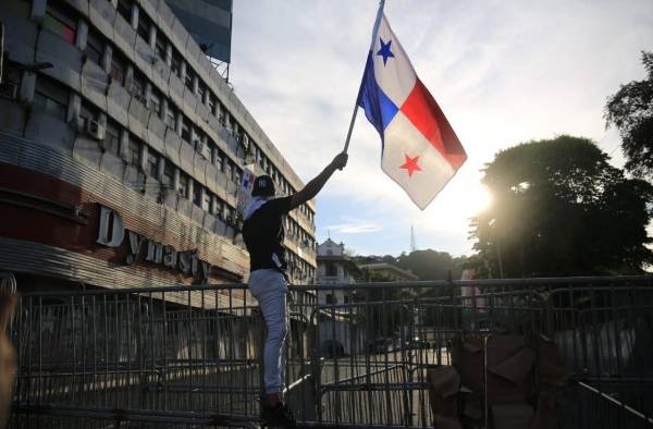 Desde las 4:00 p.m. varios grupos se manifestaron contra la minería y los diputados de la Asamblea Nacional.