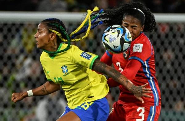 Wendy Natis, de Panamá, y Geyse, de Brasil, se disputan el balón en su juego de debut.