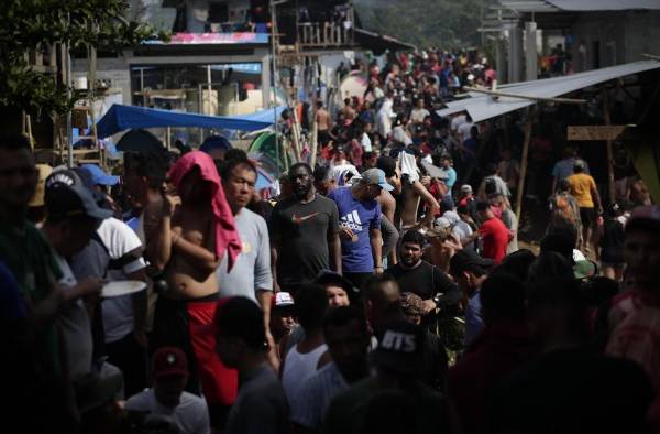 Migrantes hacen fila para ser registrados por agentes de migración tras cruzar la selva del Darién, en el pueblo indígena de Bajo Chiquito (Panamá), en una fotografía de archivo.