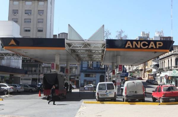 Fotografía de archivo en la que se registró una estación de suministro de combustible, en Montevideo (Uruguay).