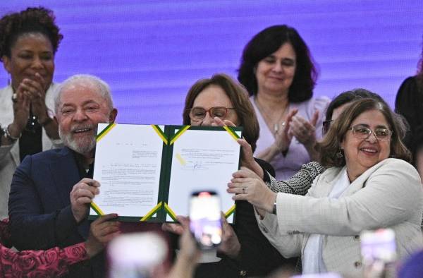 El presidente de Brasil, Luiz Inácio Lula da Silva, posa hoy junto a la ministra de las Mujeres, Cida Gonçalves (d), y otras altas funcionarias