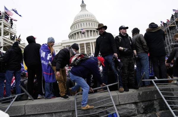 Seguidores del expresidente Donald Trump entran a la fuerza al Capitolio, sede del Congreso de EE.UU., el 6 de enero de 2021.