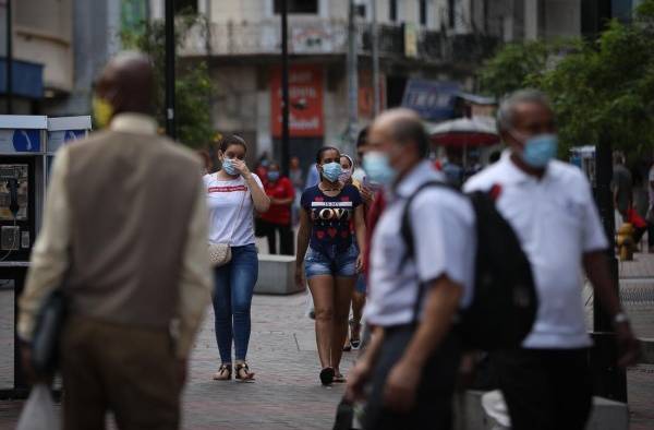 Ciudadanos y trabajadores transitan por La Peatonal, en ciudad de Panamá.