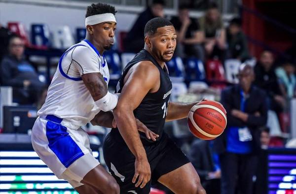 La Federación Internacional de Baloncesto (FIBA) de Kentwan Smith (d) de Bahamas avanzando ante Neysse Coutin de Cuba en el Torneo Preclasificatorio Olímpico 2023.