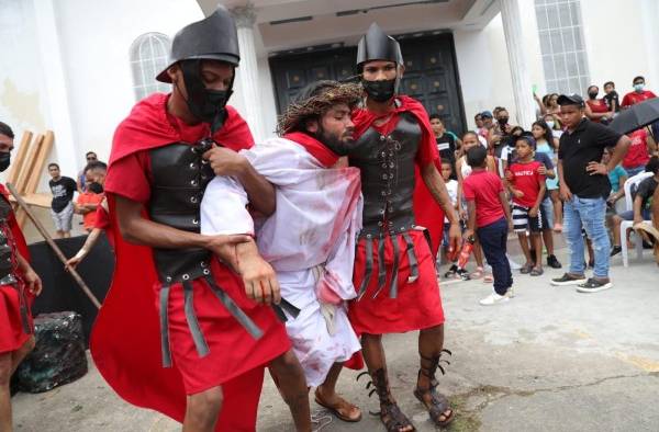 Jóvenes de Panamá Viejo recrean la Pasión de Cristo