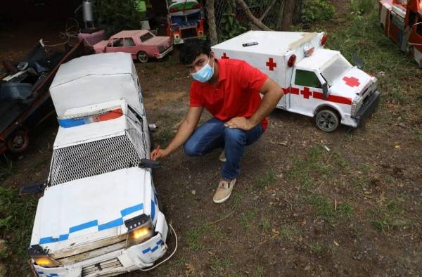 Romel Bravo es un joven con autismo que elabora réplicas de autos con material reciclado