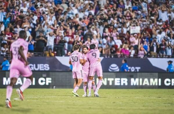 Lionel Messi celebrando un gol junto con Benjamín Cremaschi y Leonardo Campana.