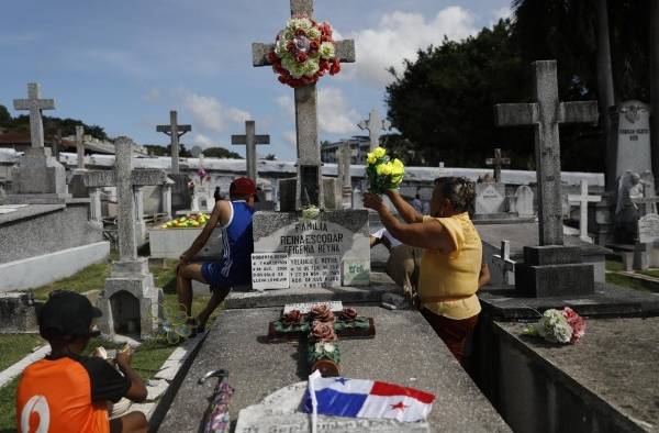 Flores y dolientes en los cementerios de Panamá por el Día de los Difuntos