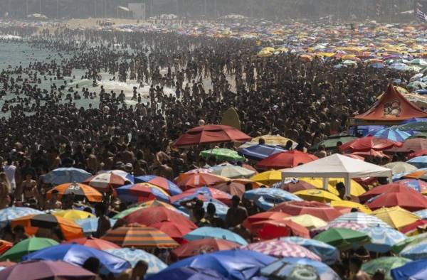 Miles de bañistas fueron registrados este domingo, 24 de septiembre, al tomar el sol, durante una calurosa jornada en los primeros días de la primavera.