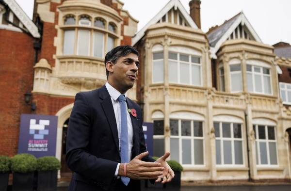 El jefe de Gobierno llegó este jueves desde Londres a Bletchley Park (centro de Inglaterra) que acoge la cumbre de seguridad sobre IA.