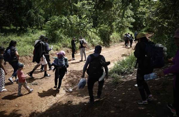 Migrantes transitan por unas de las trochas limítrofes entre Costa Rica y Nicaragua, el 16 agosto 2023, en la localidad de Los Chiles, al norte de San José (Costa Rica).