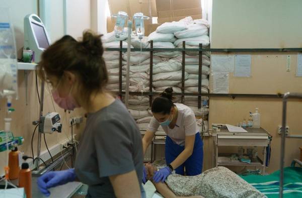 Niños son atendidos en una habitación protegida por sacos de arena en hospital de Ucrania