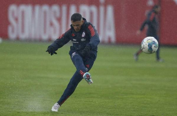 Fotografía cedida por la Federación de Fútbol de Chile (FFCh), del jugador de la selección chilena de fútbol, Alexis Sánchez, en el complejo Juan Pinto Durán en Santiago (Chile).