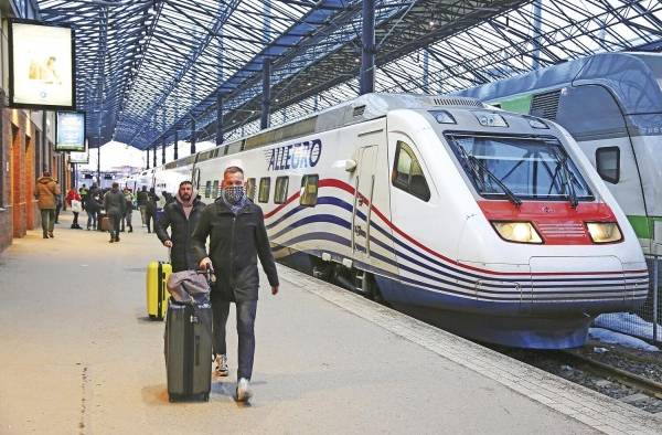 El Allegro, el tren de alta velocidad que une San Petersburgo con Helsinki, llega lleno a la estación central de la capital finlandesa, como viene ocurriendo desde que Rusia lanzó su ofensiva sobre Ucrania.