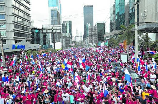 Los jóvenes volvieron a la calle 50, pero esta vez para celebrar.