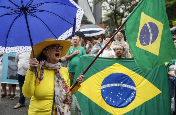 Personas participan hoy en la marcha contra el aborto en la avenida Paulista, en la ciudad de Sao Paulo (Brasil).