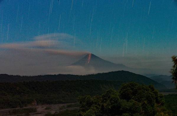 Fotografía de archivo en la que se registró una vista general del volcán Sangay, en la provincia ecuatoriana de Morona Santiago.