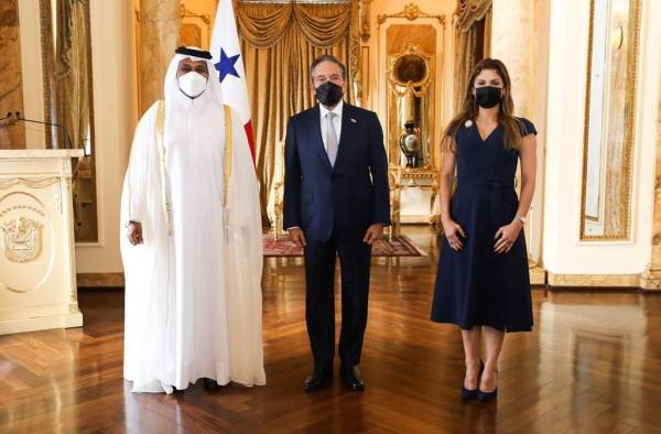 El embajador de Catar, Ahmed Mohamed Nasser Mohamed Al- Dehaimi, posa junto al presidente de la República, Laurentino Cortizo, y la canciller Erika Mouynes.