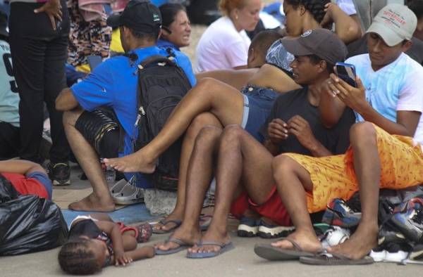 Migrantes esperan para ser trasladados en un refugio en Paso Canoas, en la frontera entre Panamá y Costa Rica. Foto de archivo.