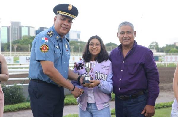 Ernesto De León, Director General del Benemérito Cuerpo de Bomberos entregó el trofeo del triunfo a Fabiola Fanilla.