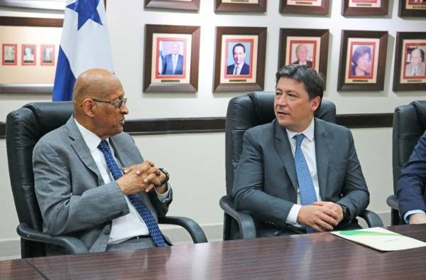 En la entrega de los fondos estuvo presente el ministro de Economía y Finanzas, Héctor Alexander (izq.).