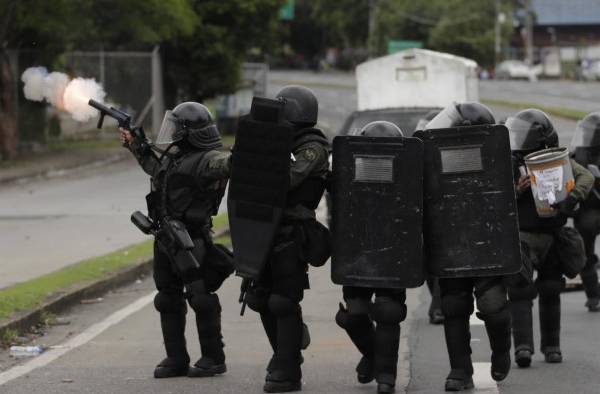 Agentes de la policía nacional lanzan bombas lacrimógenas hoy, durante una protesta contra la subida del precio del combustible,