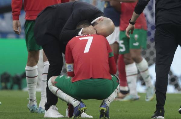 El técnico de Marruecos Walid Regragui consuela a Hakim Ziyech tras la derrota.